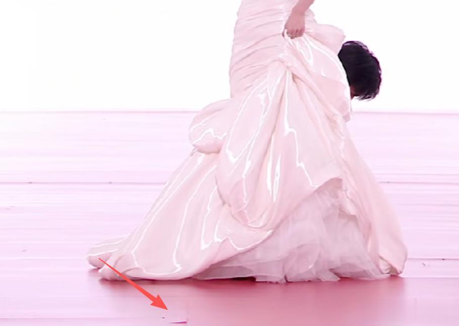 星光大赏红毯是胶粘的？周也头纱被勾住险摔倒，孟子义也被卡住