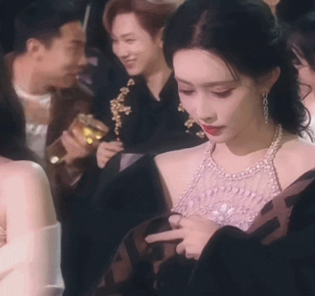 吴磊领奖镜头切赵露思，鞠婧祎脸僵像假人，星光大赏看点全在台下