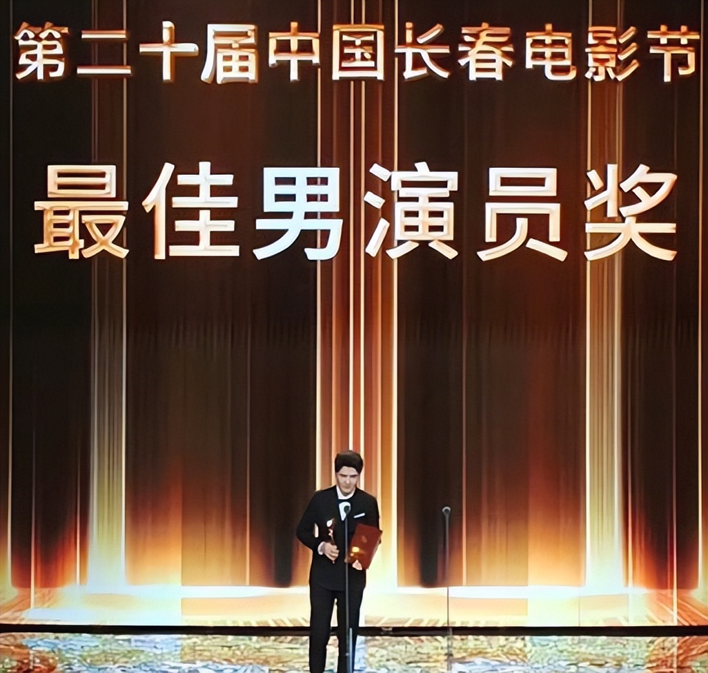 刘昊然斩获影帝不到24小时，恶心一幕发生，易烊千玺意外“躺枪”