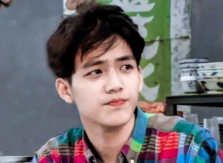 52岁钟汉良近照曝光，摆摊卖菜白发藏不住，状态引唏嘘