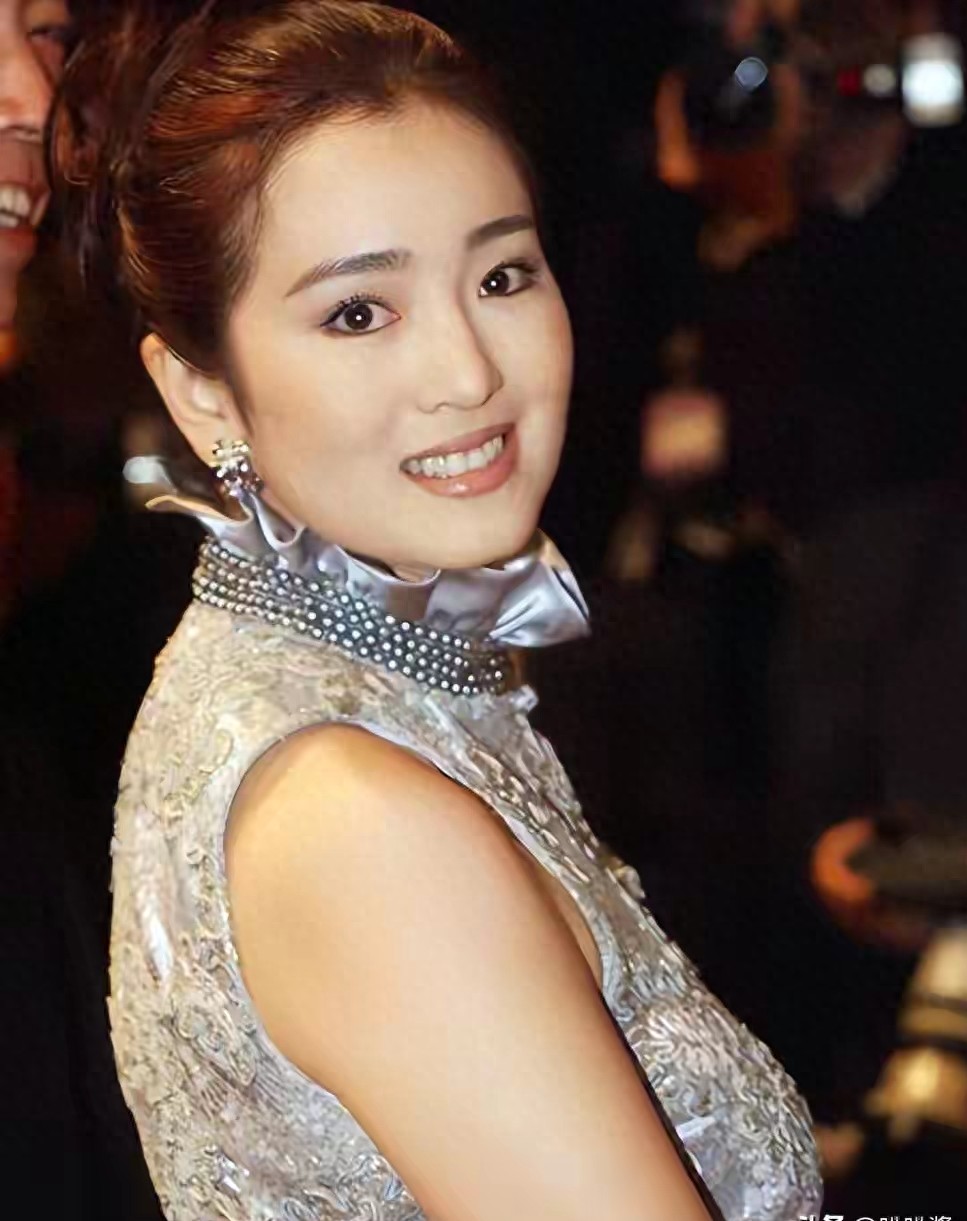 事实证明！陪马克龙回国的巩俐，早已活出另一番天地