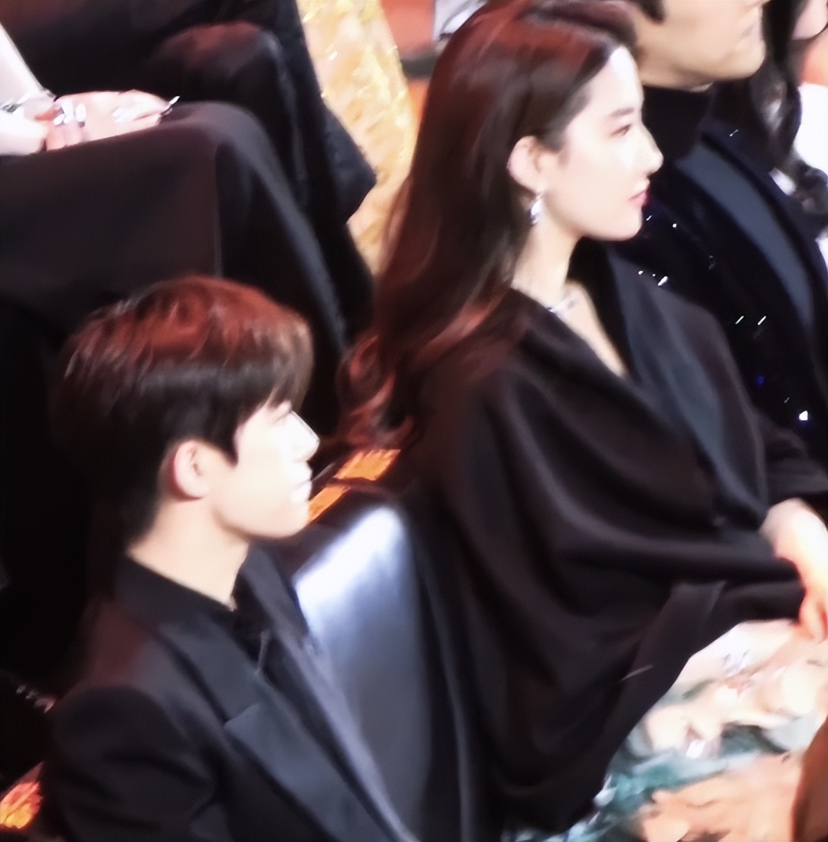 刘亦菲易烊千玺强强联手,女的脸部肉多变肿了,男的略显老气