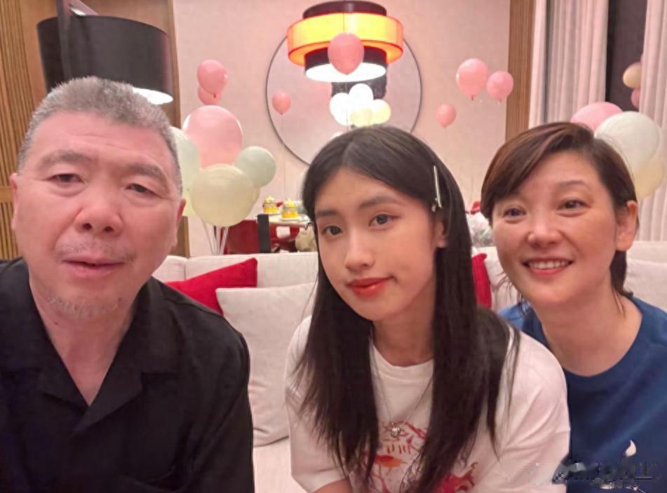 徐帆带18岁养女亮相,被徐朵笑起来的样子吓到, 别硬往娱乐圈挤了