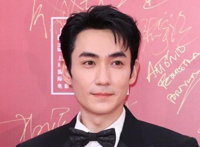 上影节开幕红毯生图好精彩！杨幂瘦到面部凹陷，章子怡短发抢镜