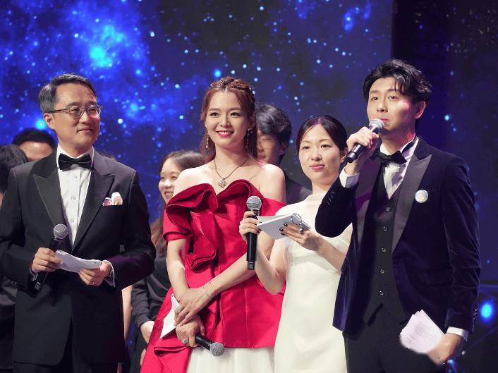 TVB花旦荣归母校! 一袭红白裙女神范十足! 离婚7年与绯闻男友关系成迷