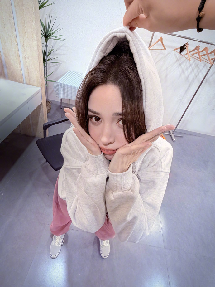 古力娜扎今日份营业美照，可可爱爱的一天