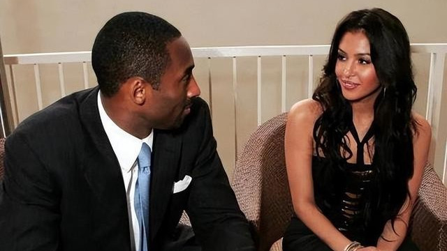 瓦妮莎参加女儿毕业典礼，43岁丰满迷人，手上百万钻戒让人泪目