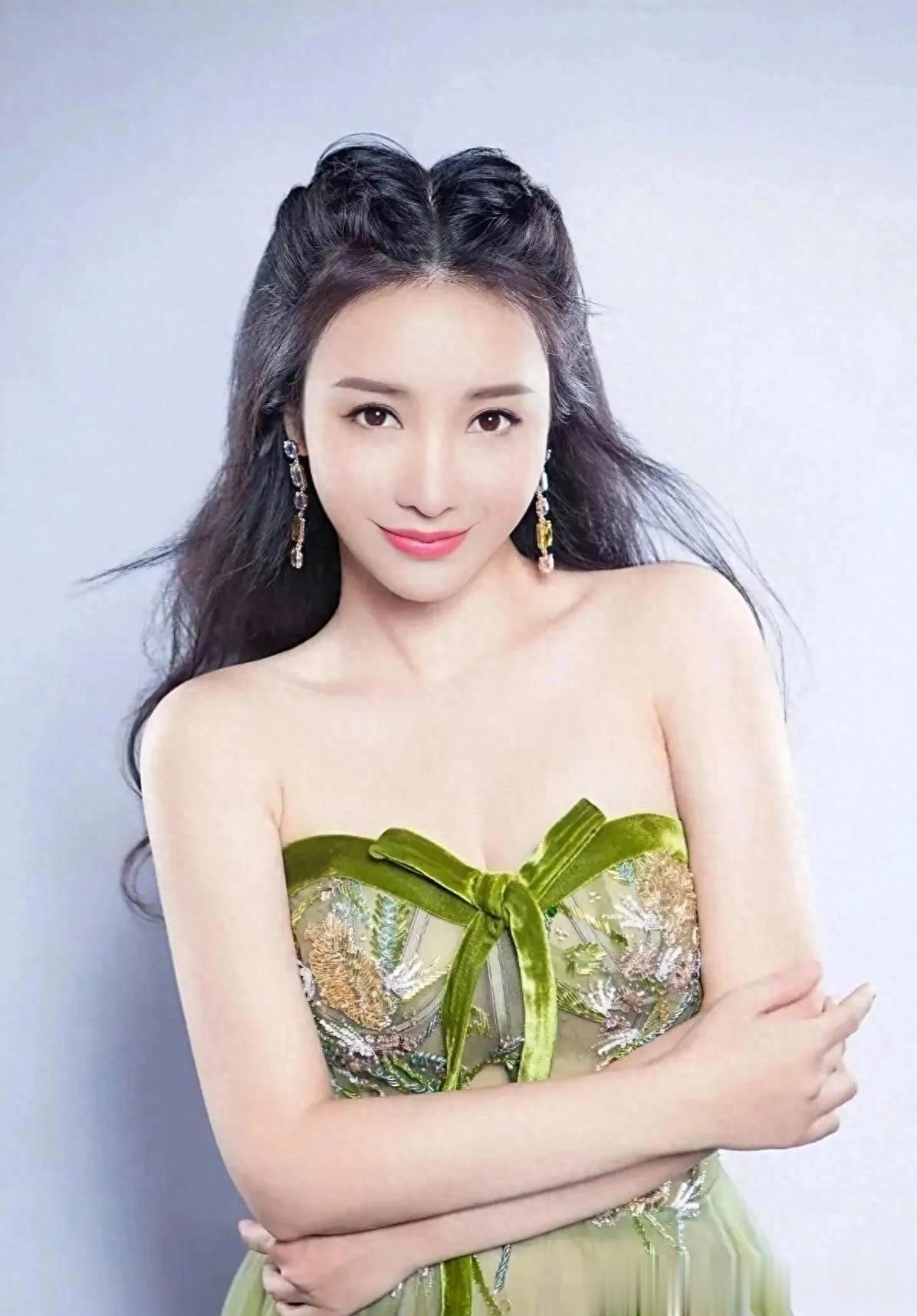 柳岩这身绿裙真精致，淡雅妆容显气质，优雅又迷人