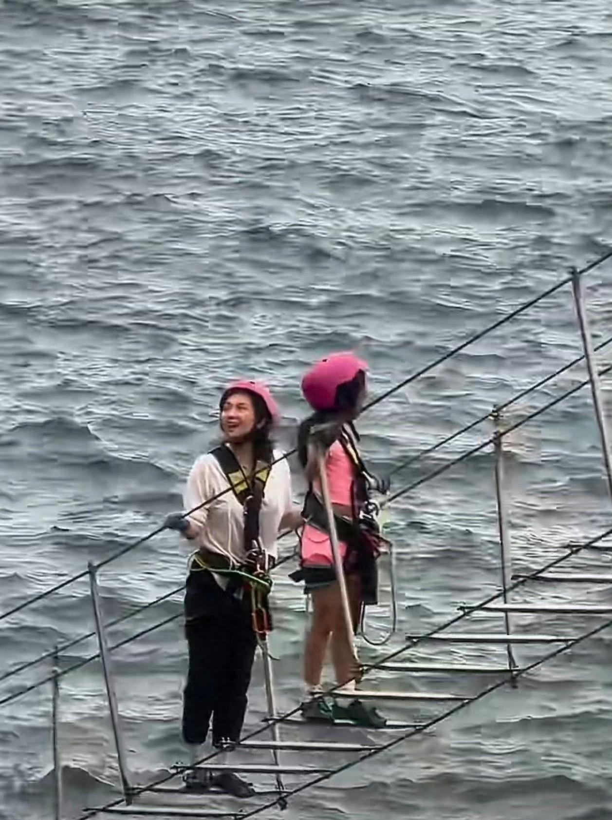 章子怡专心带俩娃玩！陪10岁女儿挑战飞拉达，汪峰陪森林北和继女