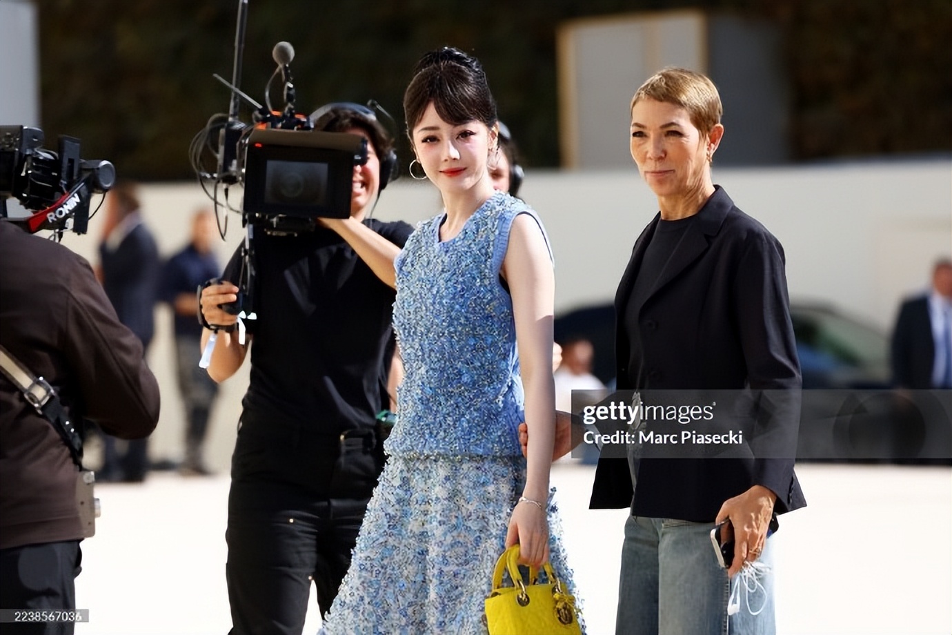 迪奥大秀:迪丽热巴鞋跟断了,娜扎排骨身材好瘦,周也艳压群芳!