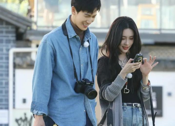 顶流男星被曝连续4晚在知名女星家过夜，网友让他们向毛晓彤学习