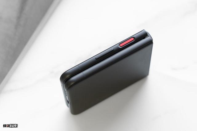 不到3K的小折叠！努比亚 Flip 2评测：实用性、趣味、AI，它全都要