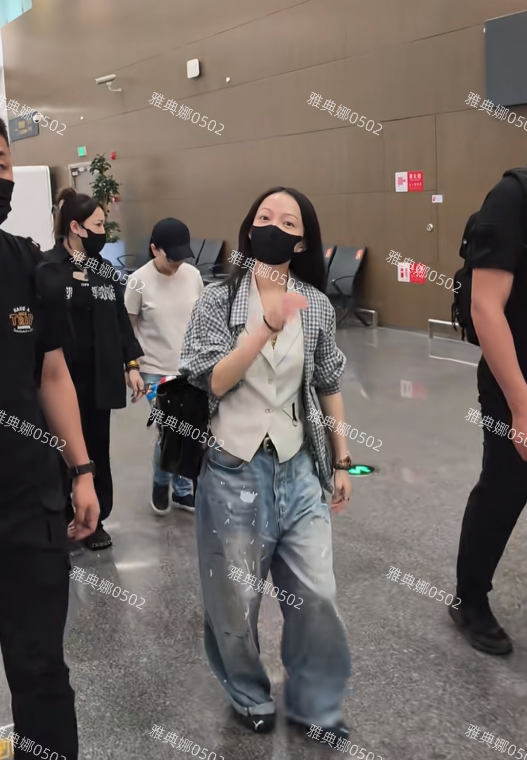 机场偶遇张韶涵, 本人个子不高好小一只,年纪大了眼睛都变小了!