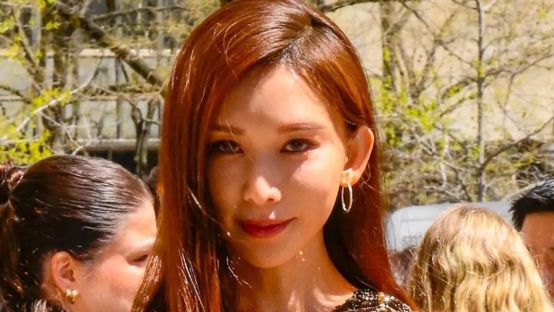 林志玲最新生图认不出，苹果肌提拉感太重，手部皮肤暴露真实状态