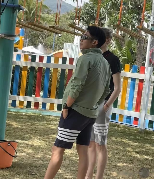 撒贝宁和妻子情侣装 三亚度假 皮肤晒得黝黑 五五分身材 不如李白高