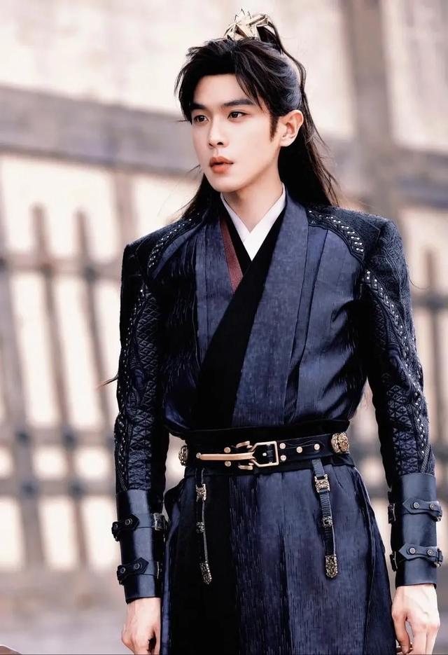 爱丁堡偶遇张若昀一家，唐艺昕被赞真人比照片美，5岁女儿个真高