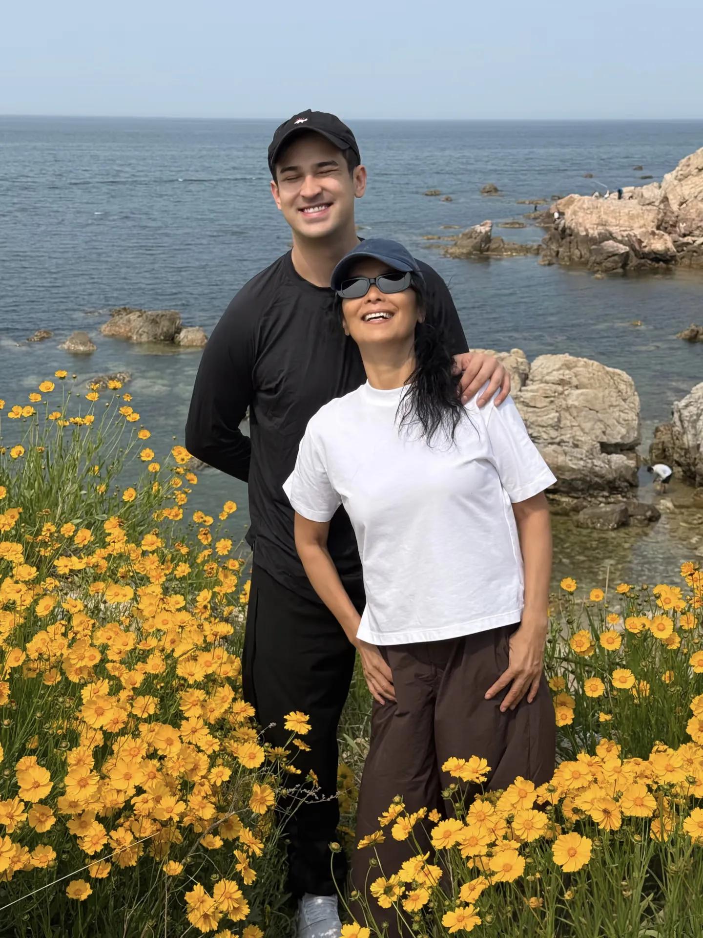 韦唯和小儿子到新疆旅游,27岁韦紫湦身高1.9米,混血长相很帅气