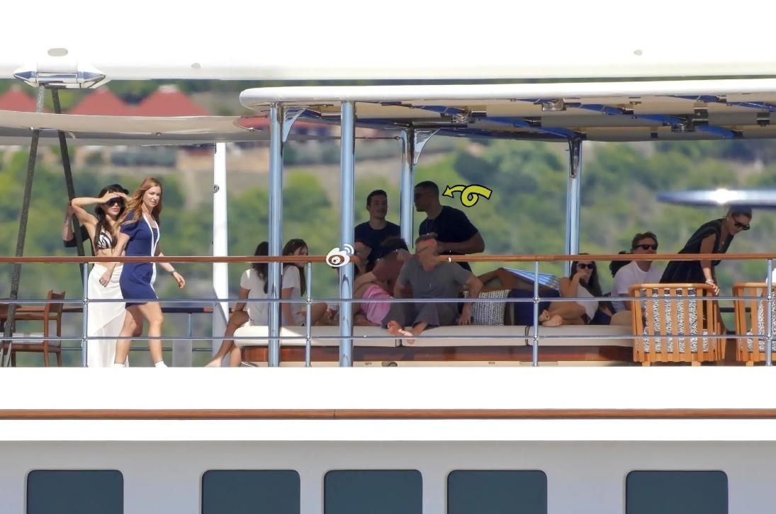 贝佐斯游艇上度假，穿白色短袖清新减龄，还邀请了劳伦桑切斯前任