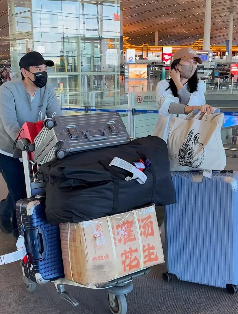 45岁高圆圆近照曝光，素颜状态下很年轻，与丈夫赵又廷接女儿放学