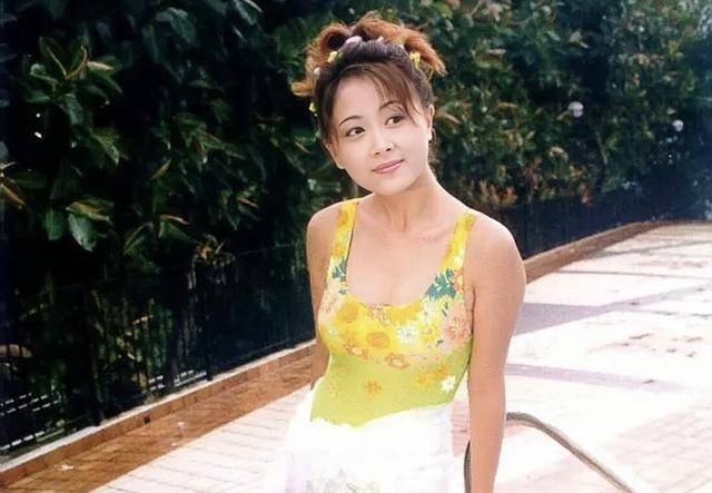 香港知名女星复出拍剧，结婚多年在家相夫教女，状态依旧甜美