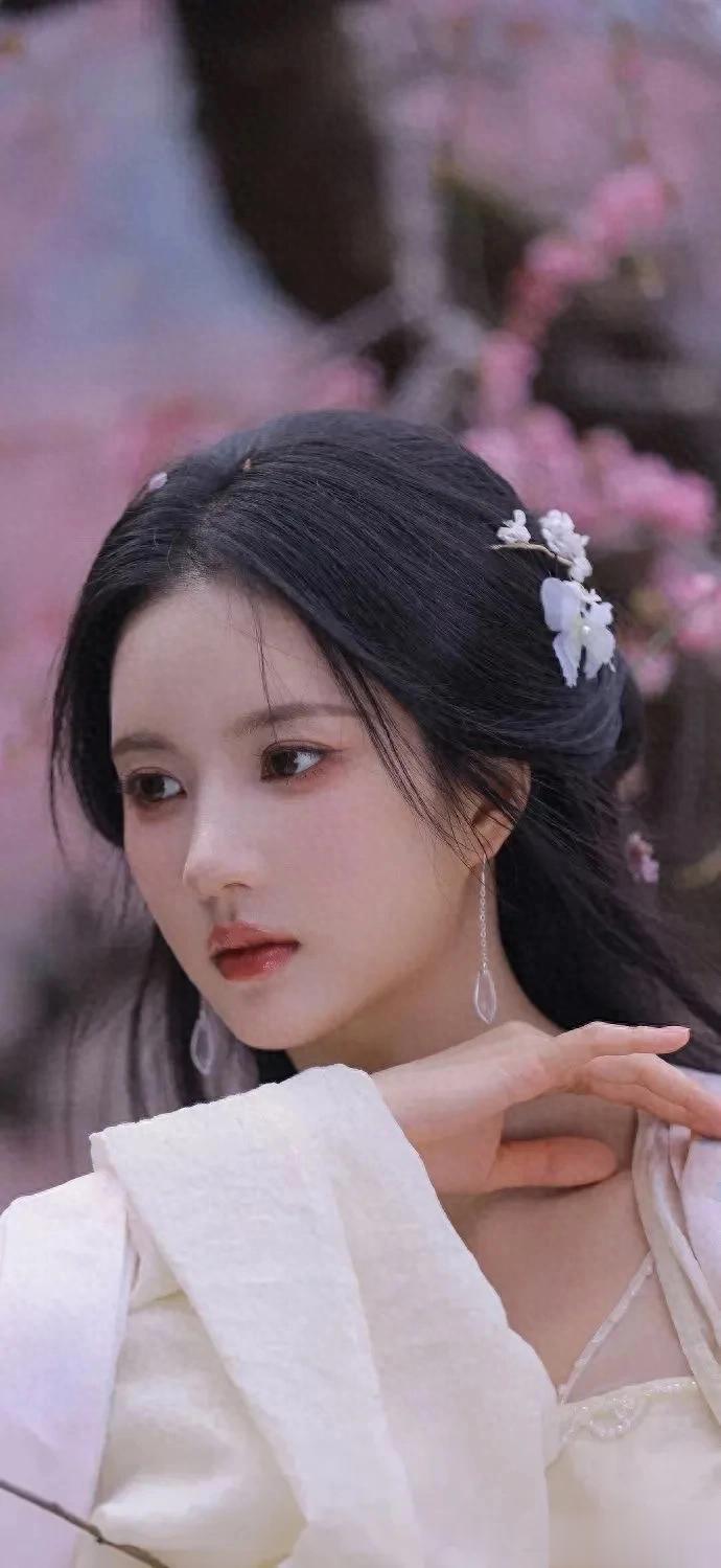 刘些宁:一袭汉服入画来,古典美惊艳了时光