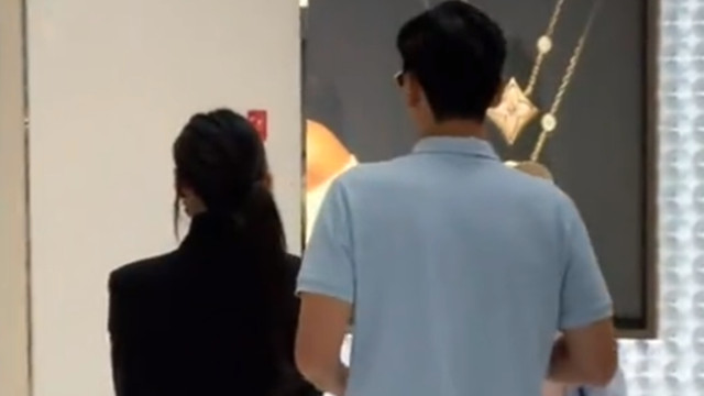 秋瓷炫和老公逛街，身材细成丈夫一半，于晓光跟在身后寸步不离