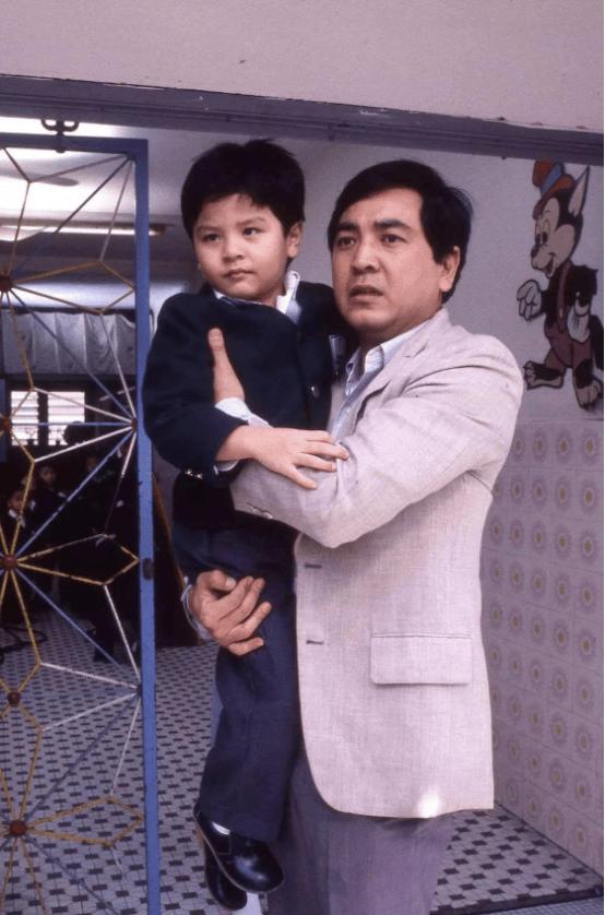 80岁秦沛现状：定居在国外，和日本妻子很恩爱，儿女都是知名歌手