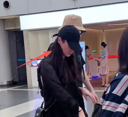 蒋勤勤夫妻机场疑争吵！她低头落泪难掩悲伤，陈建斌眼睛受伤严重