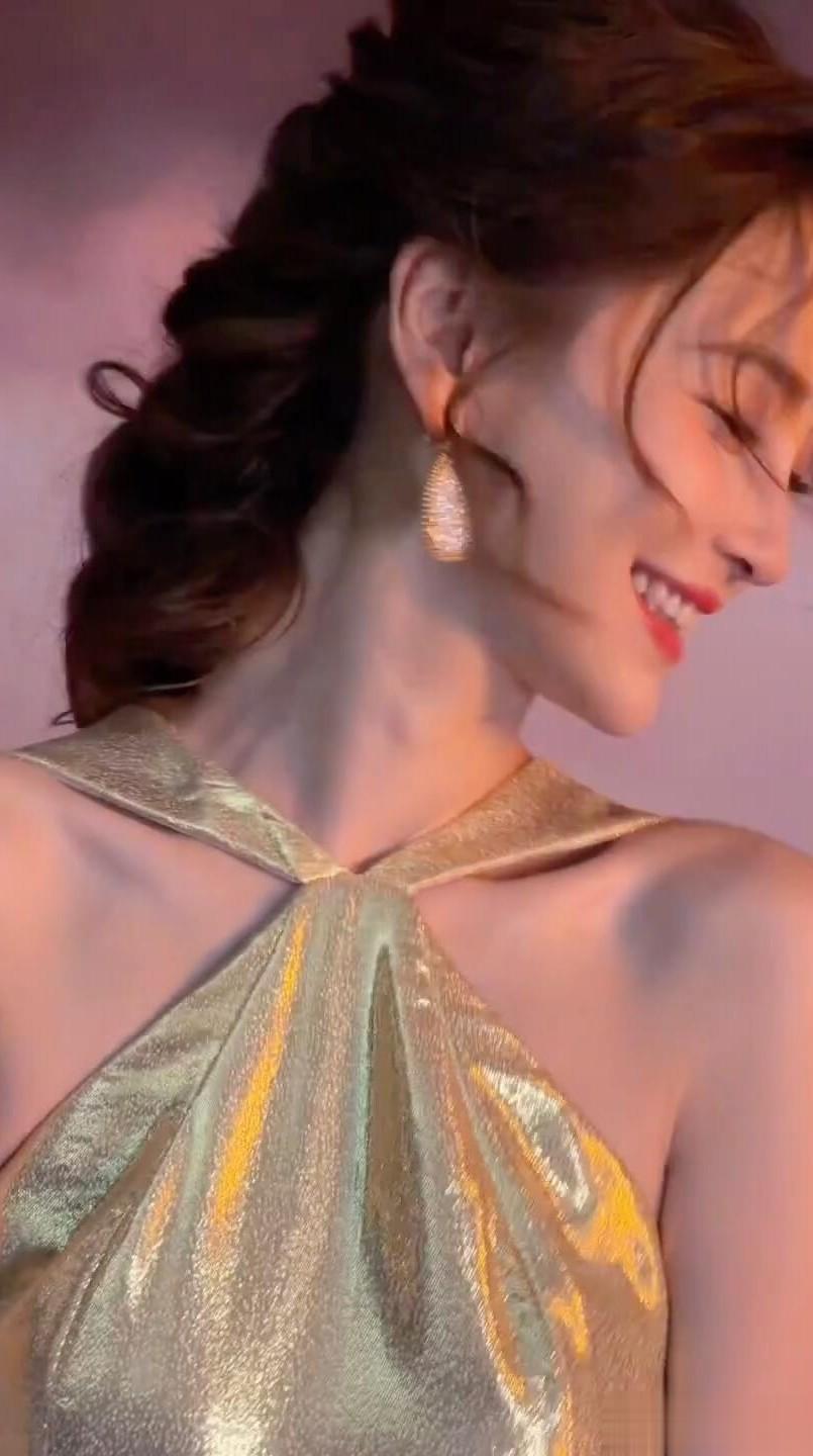 杨颖出席芭莎艺术之夜红毯，穿挂脖金色礼服裙，又白又嫩美哭了