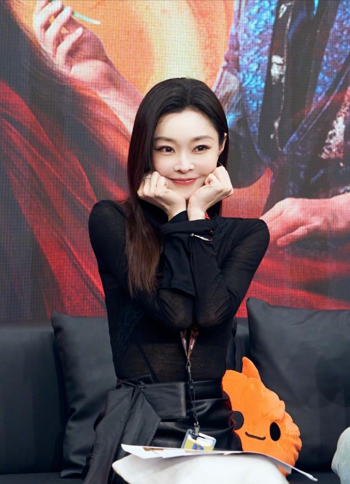 回应整容争议没48小时，央媒点名宋轶，没提网暴，却字字都在撑腰