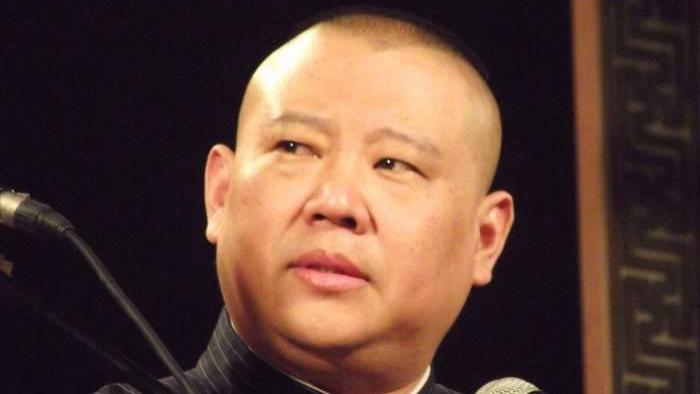 目前在世的相声老艺人中，谁的辈分最大？