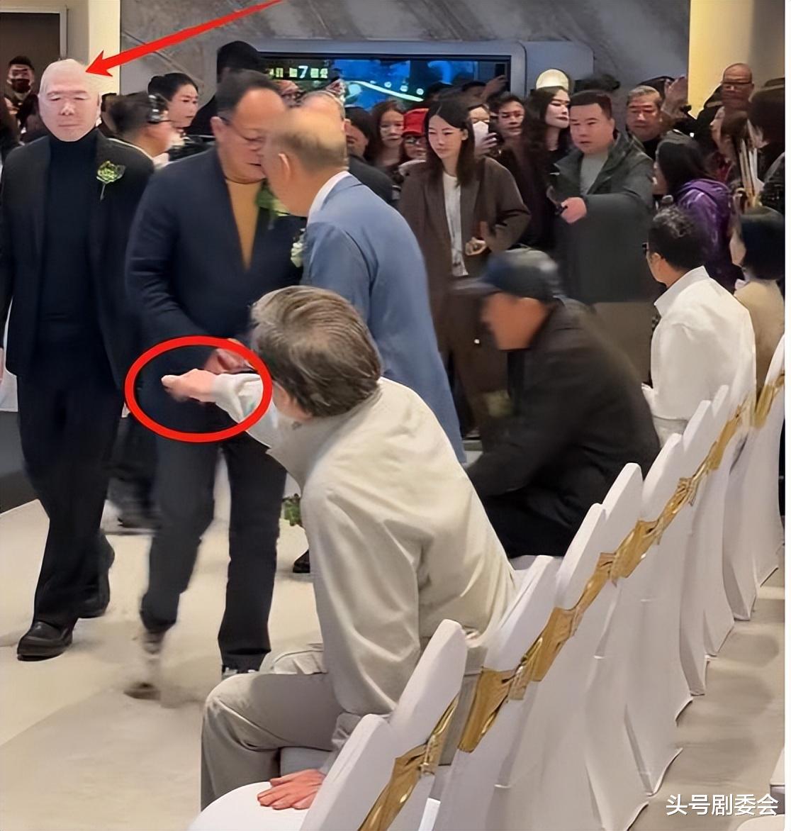 北京这夜,被“挤到靠边站”的成龙,让人看到了娱乐圈的人情冷暖