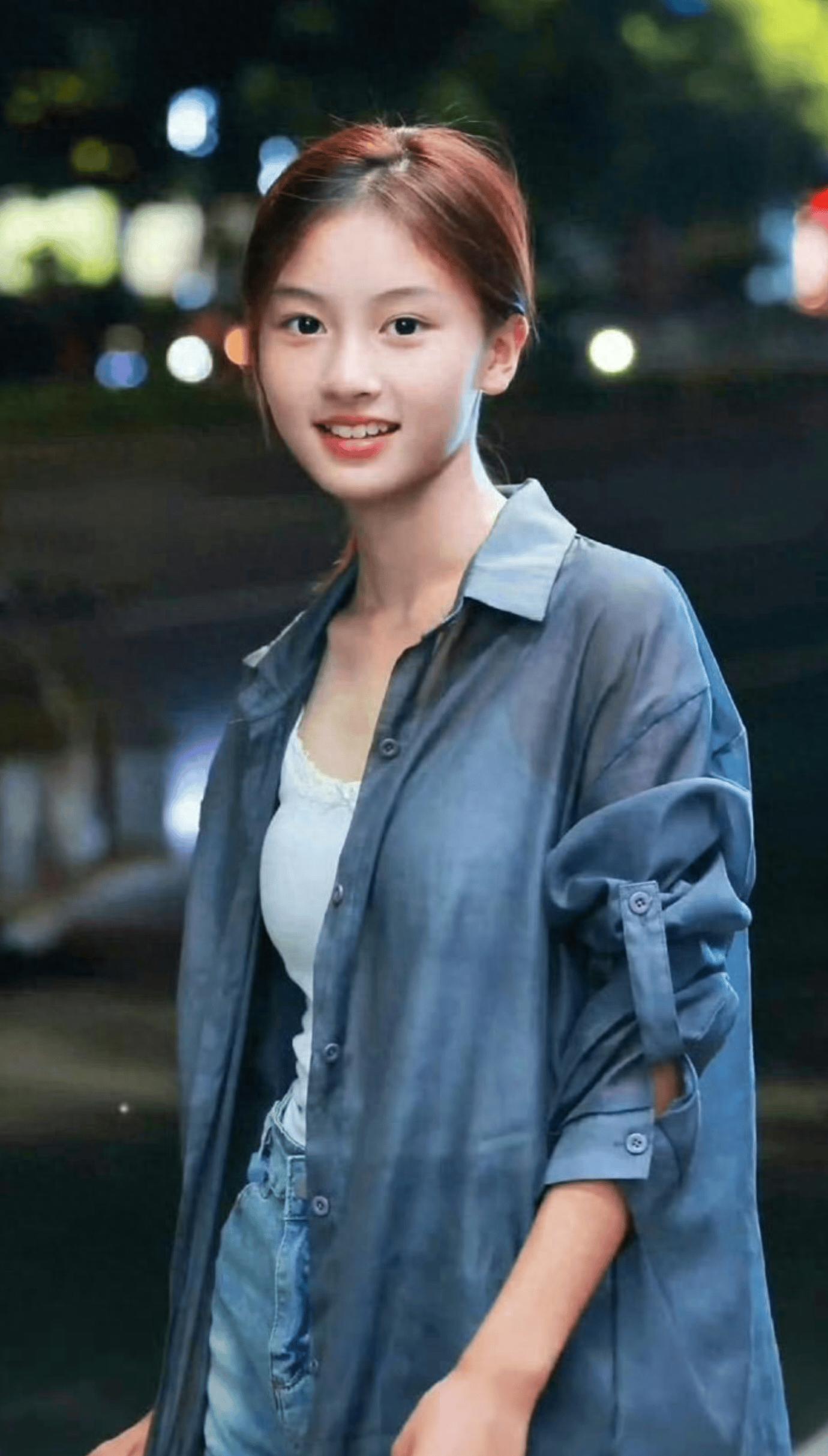 拒绝于正一年后，14岁网红素颜女孩官宣出道，好看真的能当饭吃！