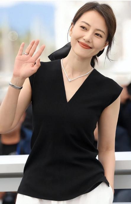 45岁高圆圆生图曝光！眼纹明显却美上热搜：她凭什么赢过20岁网红