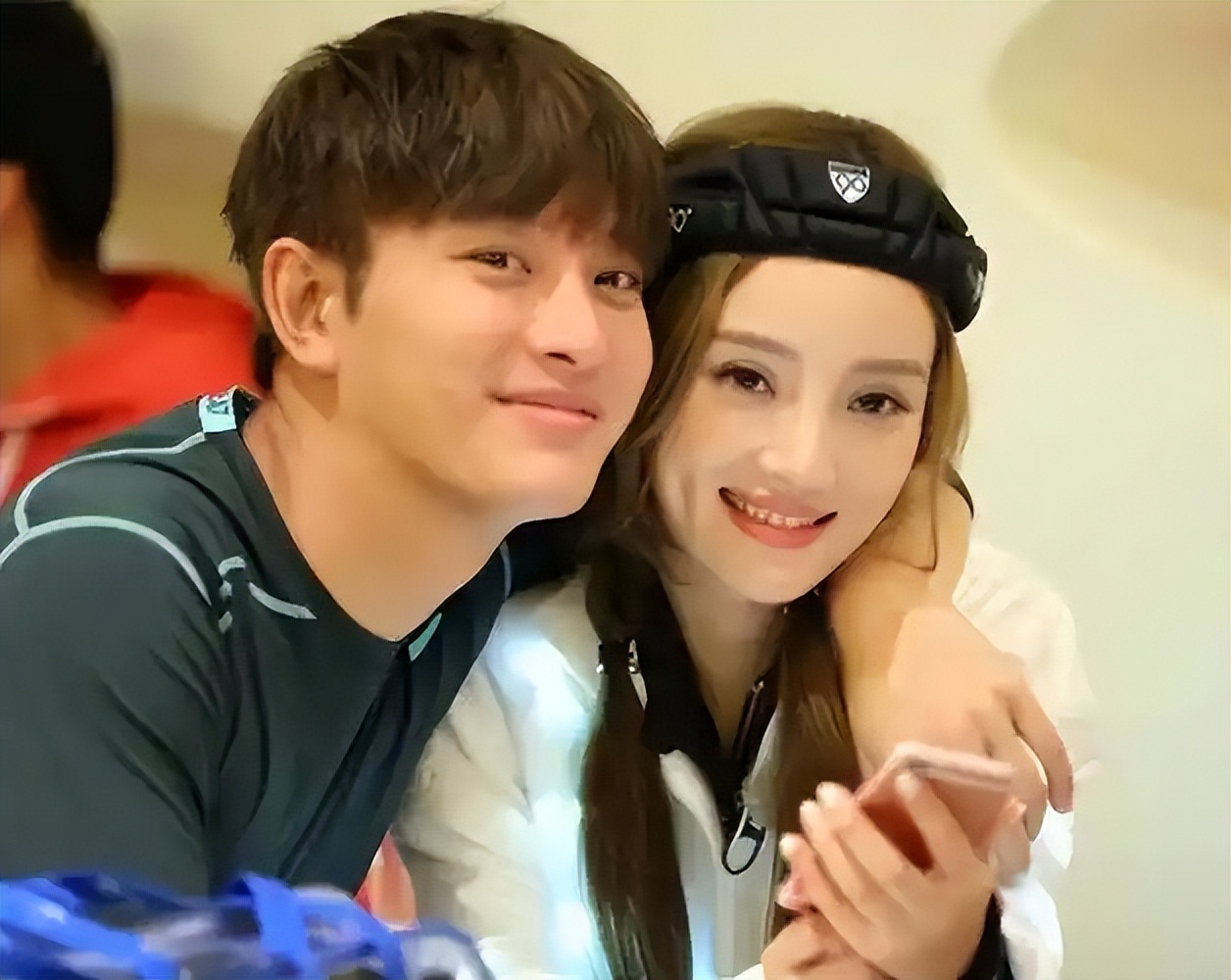 李小璐也没想到，前夫贾乃亮会因这一行为，口碑受到影响！