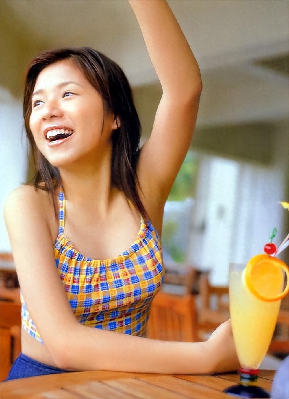 嫁入豪门12年，如今早已儿女双全，和丈夫定居美国，享受阔太生活