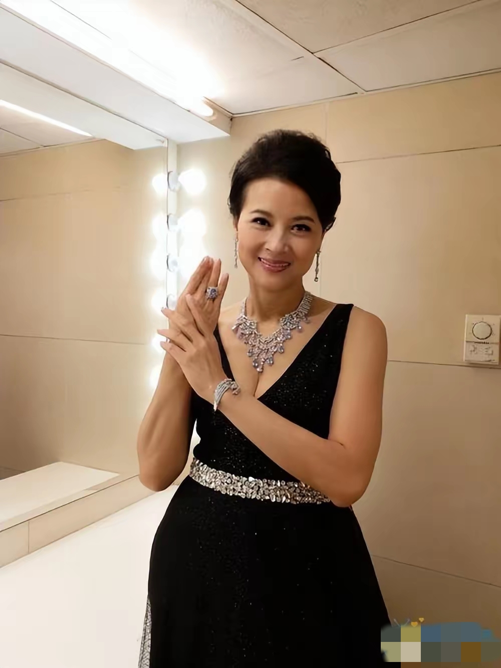 亚姐冠军疑似有黄昏恋?曾被前夫家暴,离婚后独自养大儿女