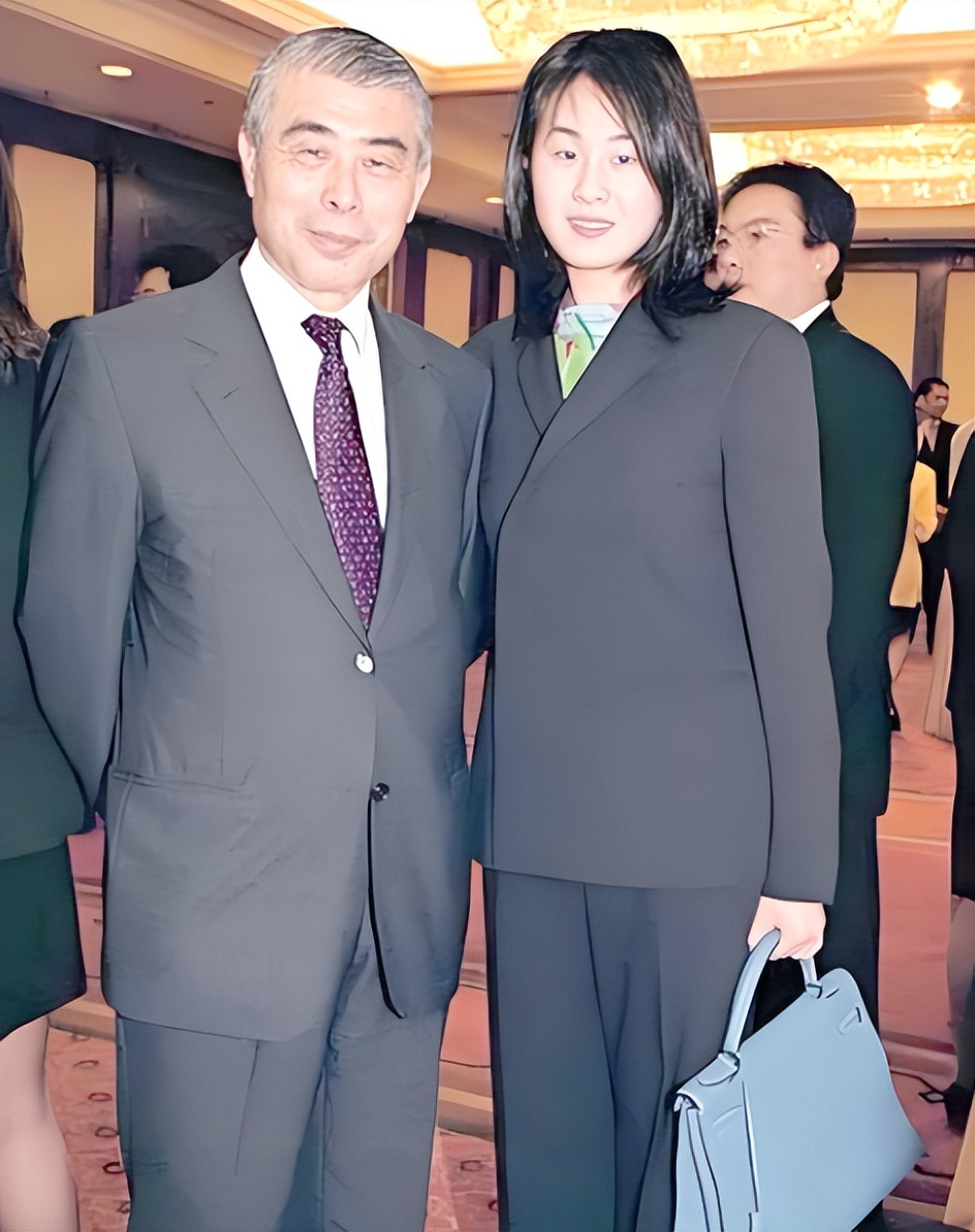 她相貌平平，却拿捏两位千亿富豪，为老头连生两子，现是豪门董事