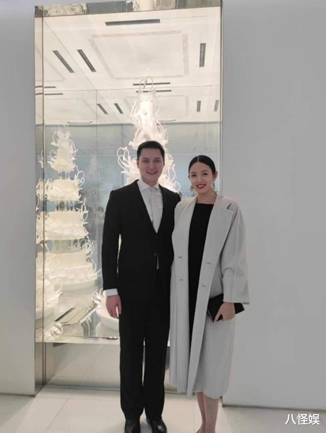 张梓琳带女儿过节一脸孕相，胖妹脸型完美，这美貌马赛克都挡不住