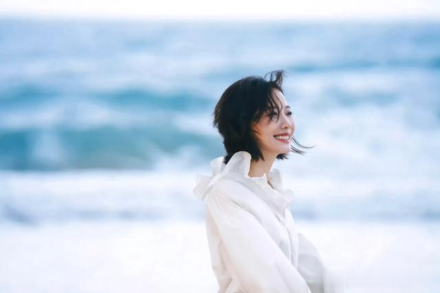 王珞丹上班造型，一身纯白穿搭好干净的气质，短发也太超适合她