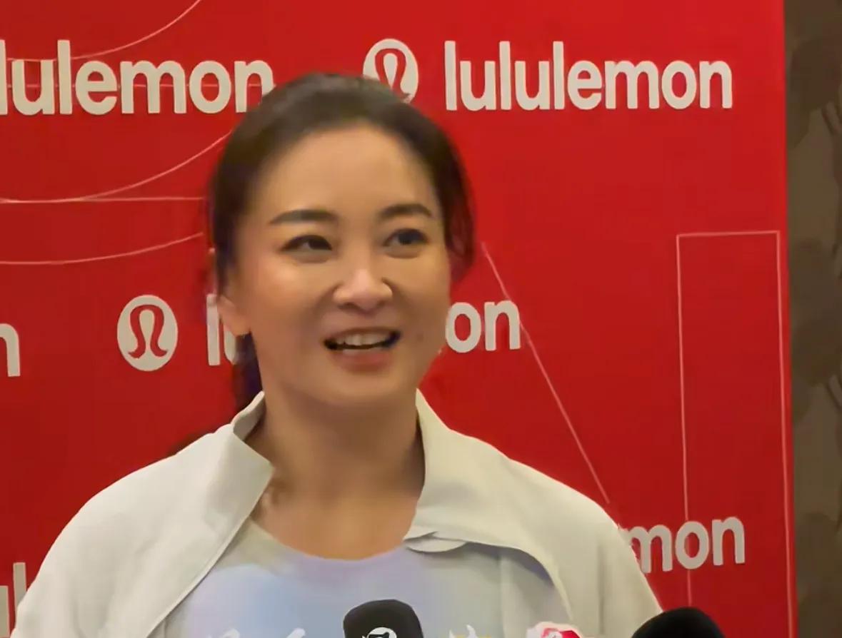 贾玲最新露面！梳高马尾活力十足，笑起来俩梨涡讨喜，完全没复胖