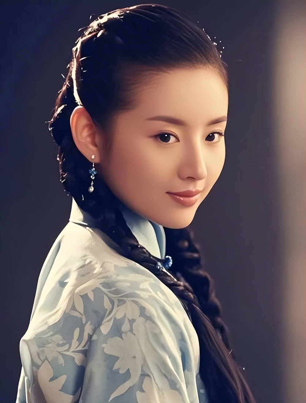 北京红毯:董璇脸肿皱纹多,董洁像微商女,佟大为老婆发福好明显