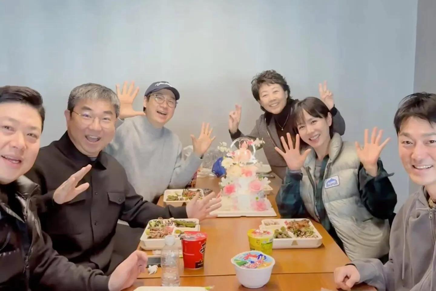 孙艺珍儿子陪她过生日,孕肚明显疑怀二胎,家里的水晶吊灯很奢华