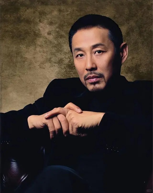 陈道明满头银发引爆热搜：70岁不染不遮掩，这才是真正的'帝王相'！