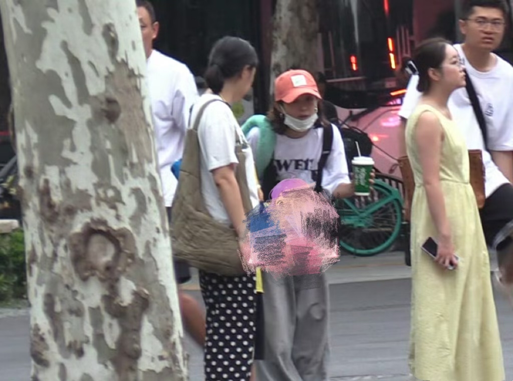 赵丽颖带儿子逛街，牵“想想”手过马路母爱满满，本人火速回应