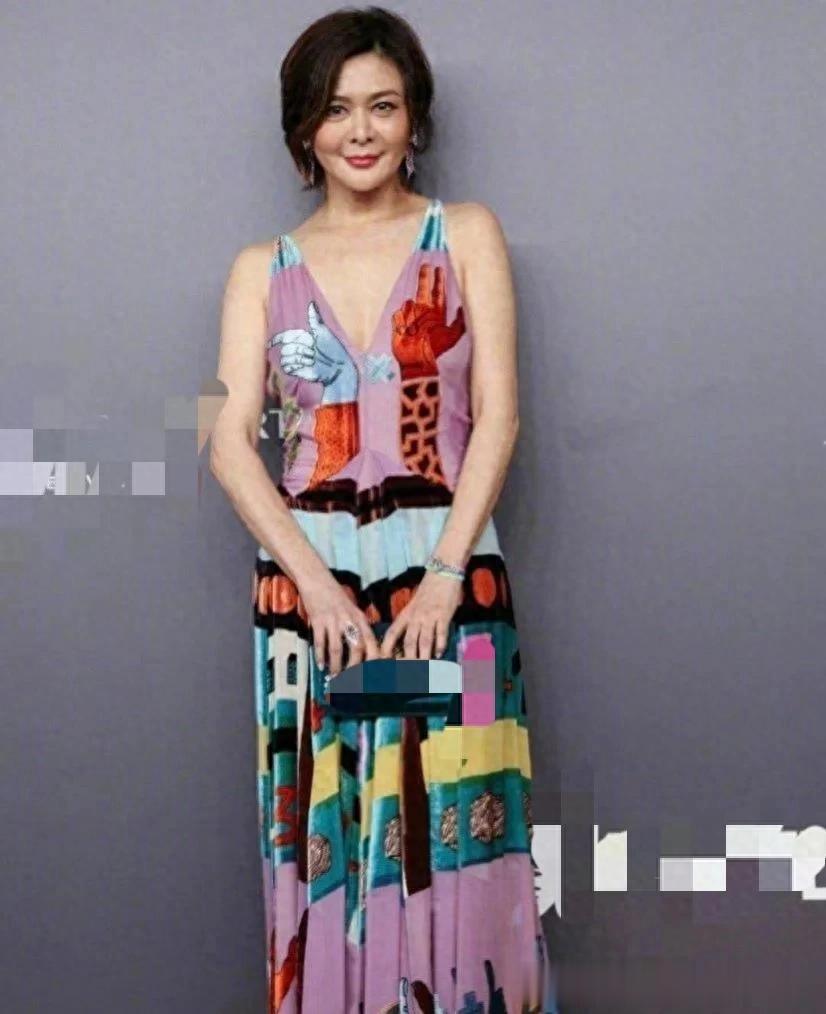 63岁关之琳新剪了短发年轻30岁,穿深V领连衣裙,美得像换了个人