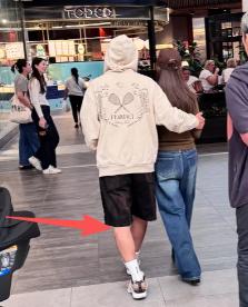 周杰伦带老婆在墨尔本,没胡子满脸褶,眼袋硕大跟半月前判若两人