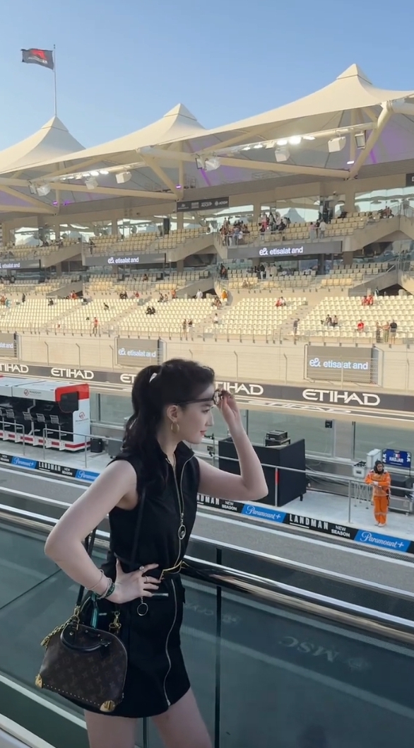 刘亦菲观看F1阿布扎比大奖赛，穿黑色无袖连衣裙，有种帅气的美丽
