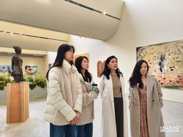 佟大为妻女看展,17岁大女儿身高近180漂亮有气质,母女俩好养眼