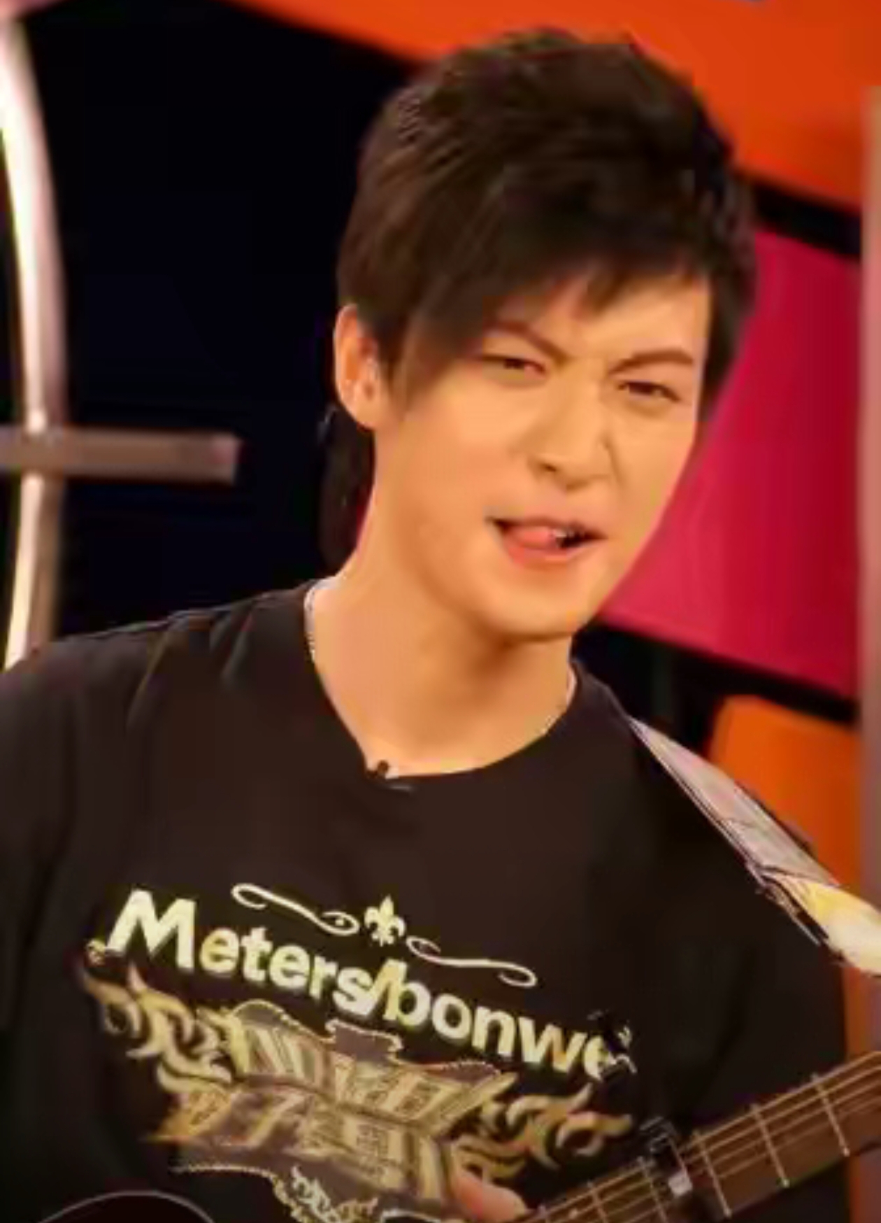 乔任梁墓地近照引热议!粉丝九年不忘跪拜献花,父亲白发照看哭众人!